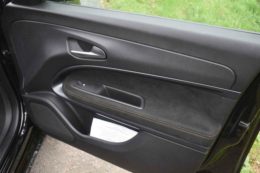 Odkládací prostory by mohly být větší.