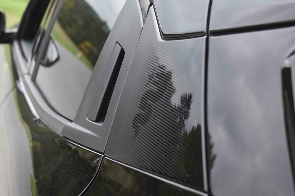 Klika zadních dveří je nahoře.