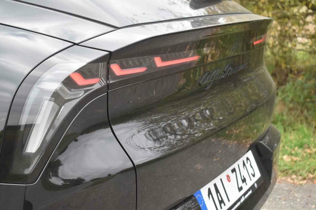 Široká zadní světla.