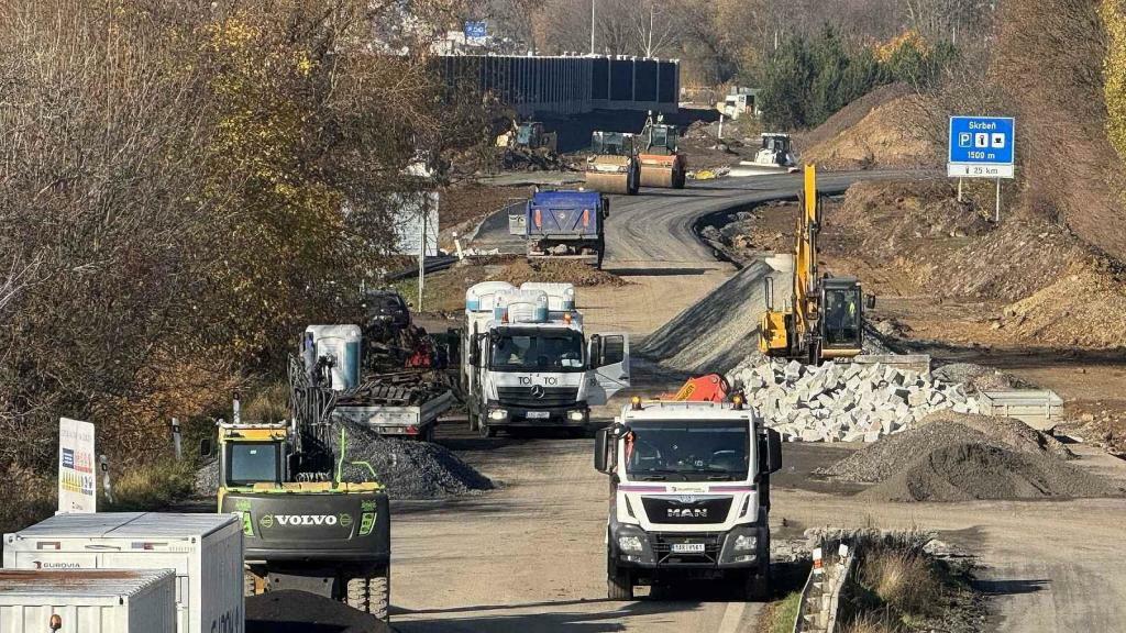 Napojení silnice I/35 (od okružní křižovatky u Globusu) na krajskou "starou" u Břuchotína. Jezdit se bude na jaře 2026. Snímek z 6. listopadu 2025
