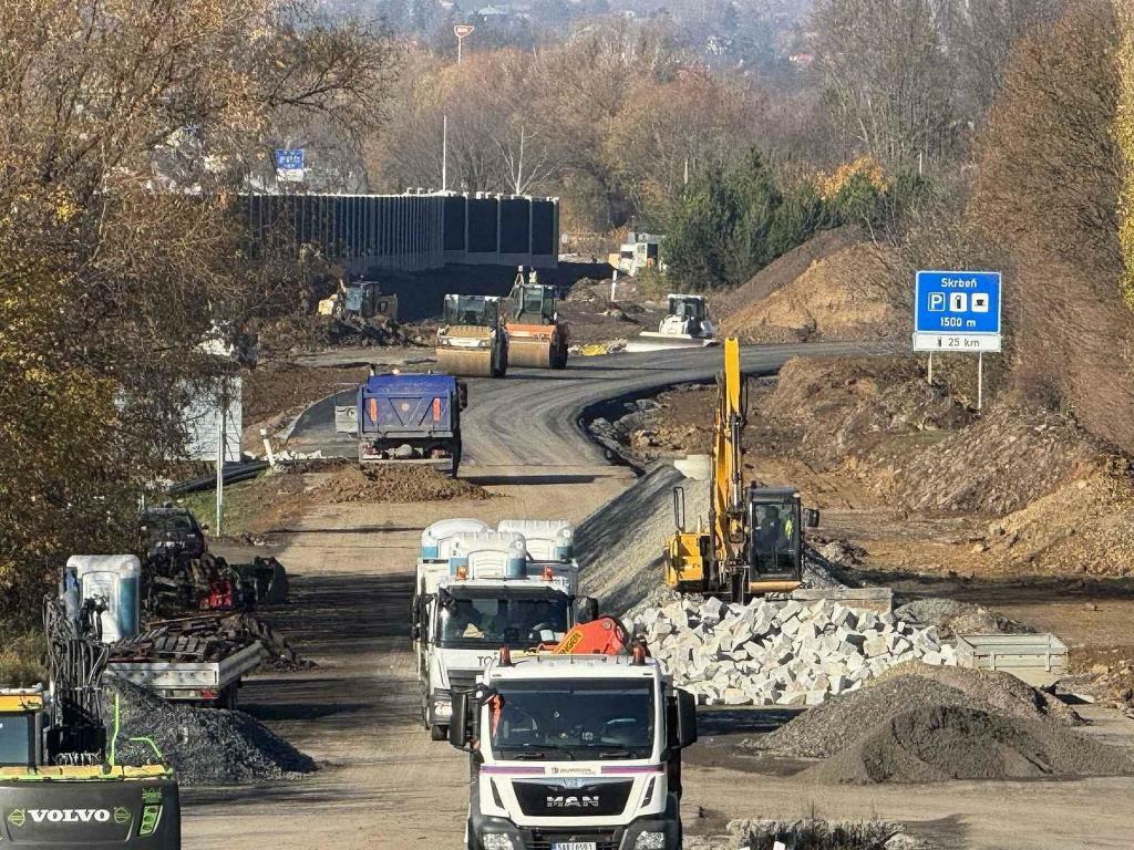 Napojení silnice I/35 (od okružní křižovatky u Globusu) na krajskou "starou" u Břuchotína. Jezdit se bude na jaře 2026. Snímek z 6. listopadu 2025