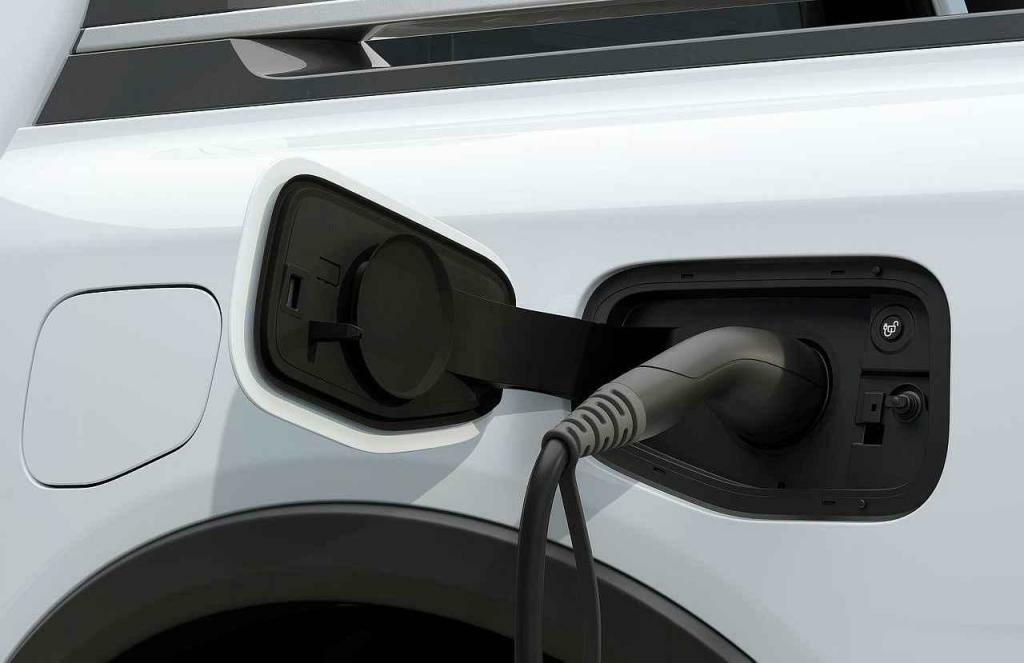 Auto samo se dobíjí externě jen střídavým proudem.