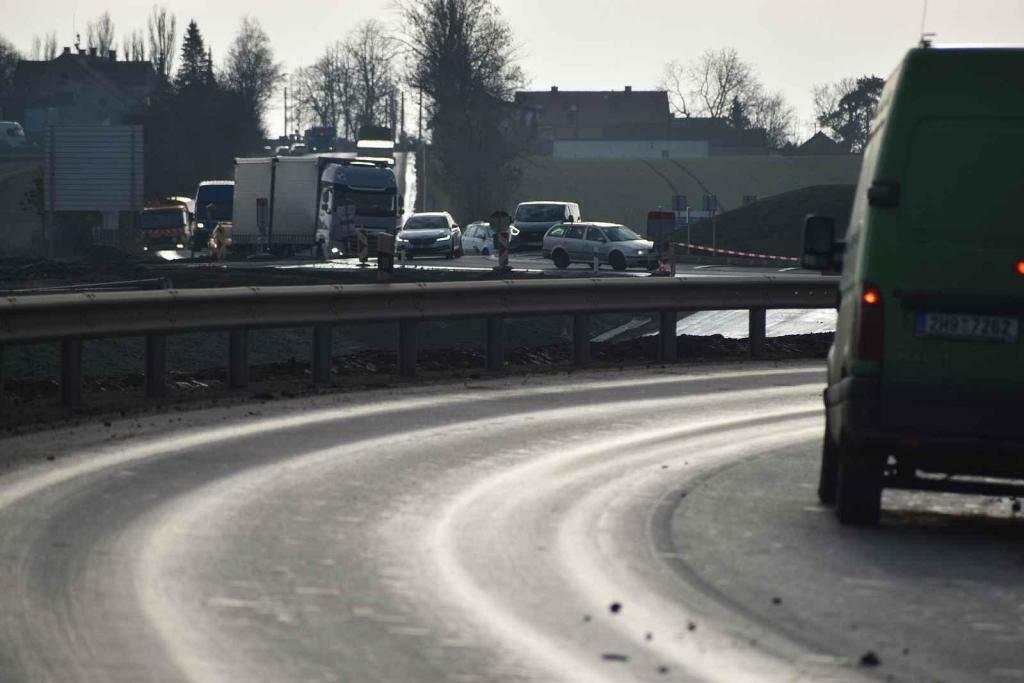 Křižovatka před Sadovou, tady bude konec otevřeného úseku od Hradce Králové.