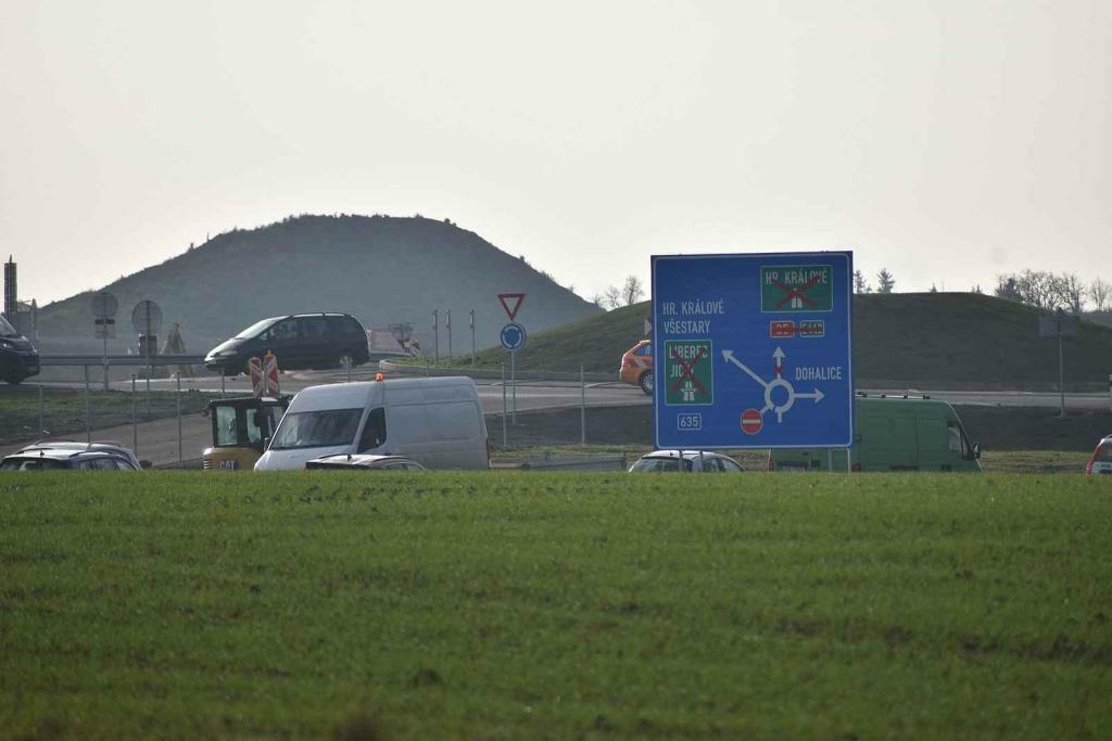 Křižovatka před Sadovou, tady bude konec otevřeného úseku od Hradce Králové.