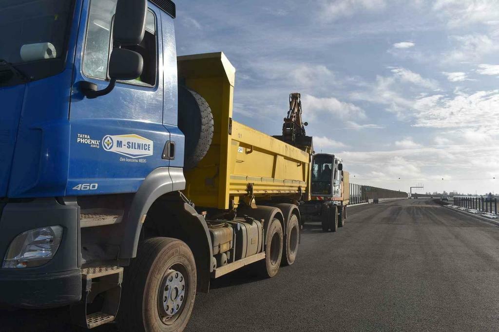 Na bezmála 12kilometrovém úseku finišují dokončovací práce.