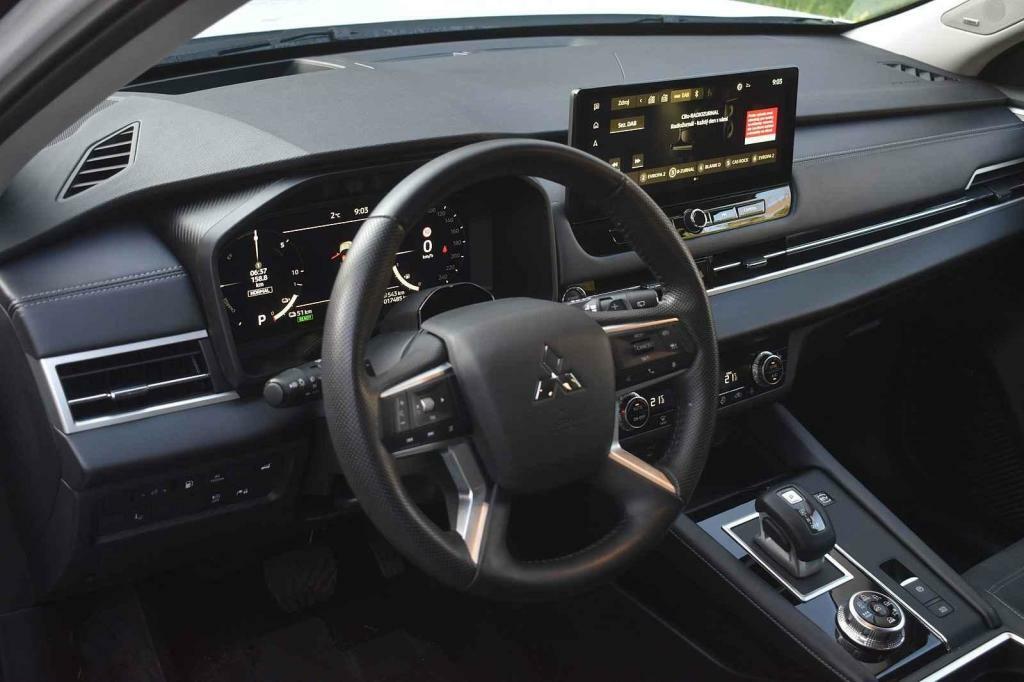 Palubní deska je přehledná a klasicky uspořádaná.