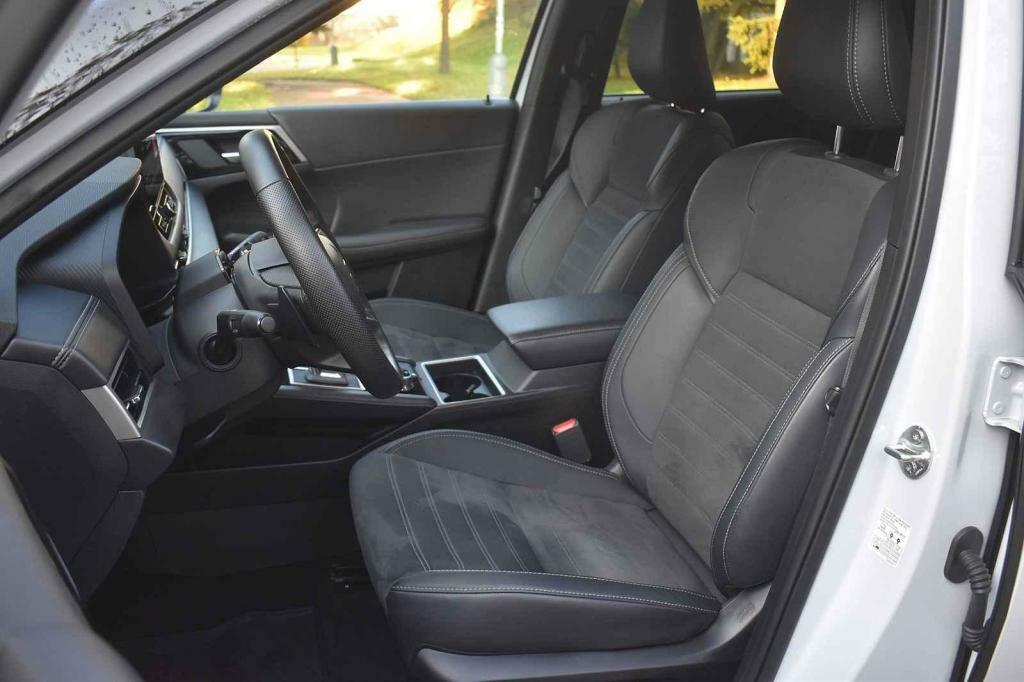 Na sedačkách se dobře uvelebí i větší jedinci.