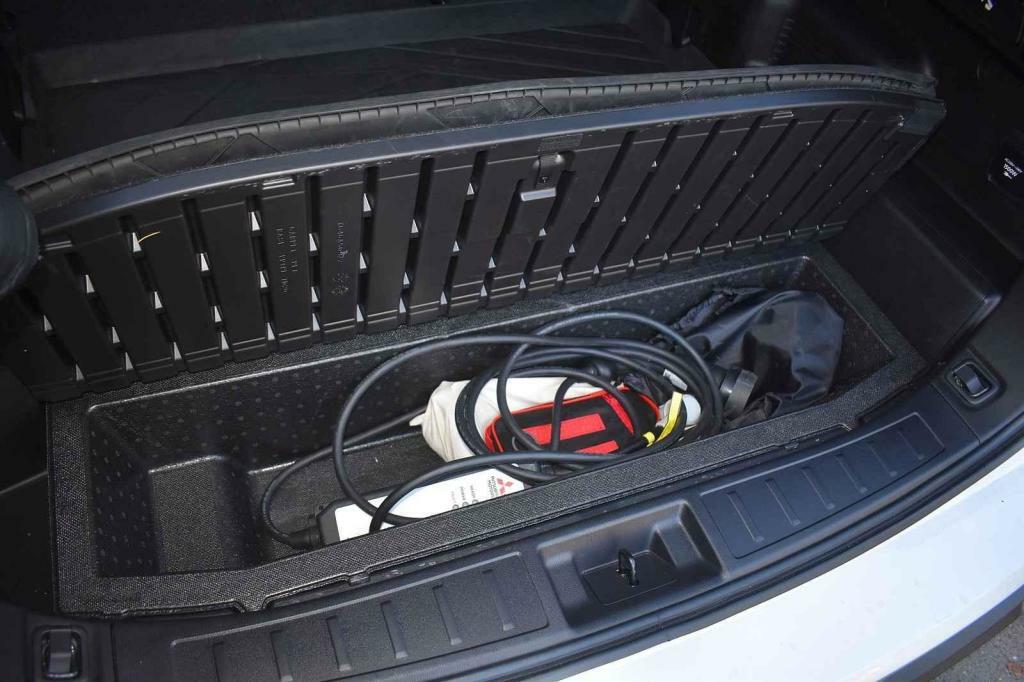 Pod dnem se nachází přihrádka na kabely.