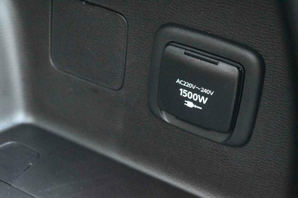 Na stěně je rovněž zásuvka na 230 V.