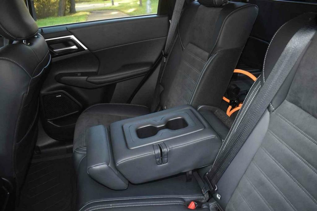 Za loketní opěrkou je průvlak do kufru.