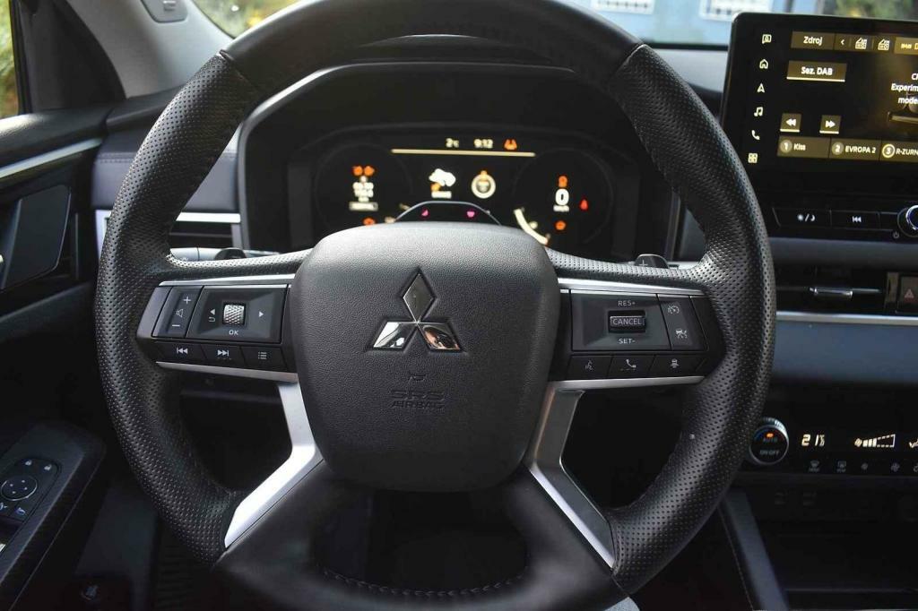 Volant zůstal klasický.