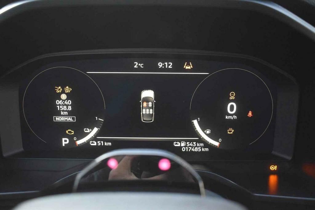 Digitální přístrojový štít obsahuje množství údajů.