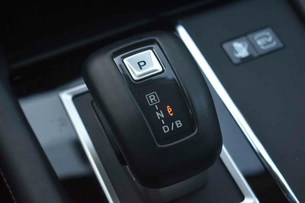 Volič převodovky se nachází na centrální konzole.