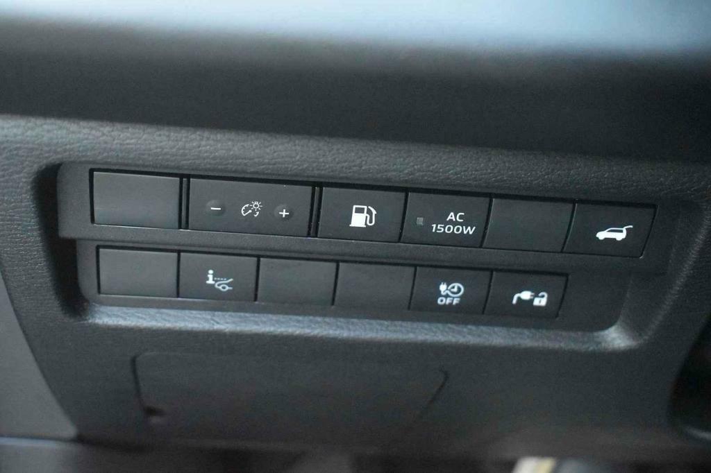 Nabíjecí kabel se odemyká tlačítkem vlevo od volantu.