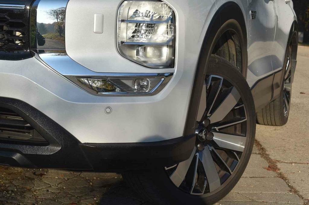 Světla mají nezvyklý tvar a jsou nízko.