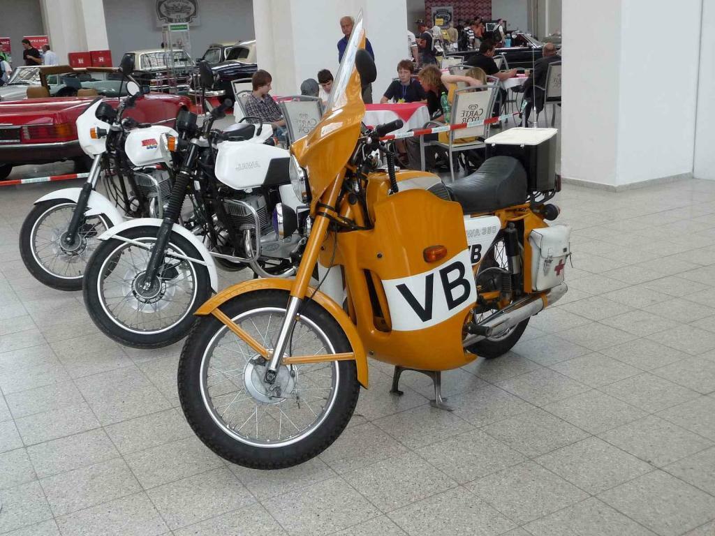 Motocykl Jawa 350 ve zbarvení Veřejné bezpečnosti a s krytem řidiče.
