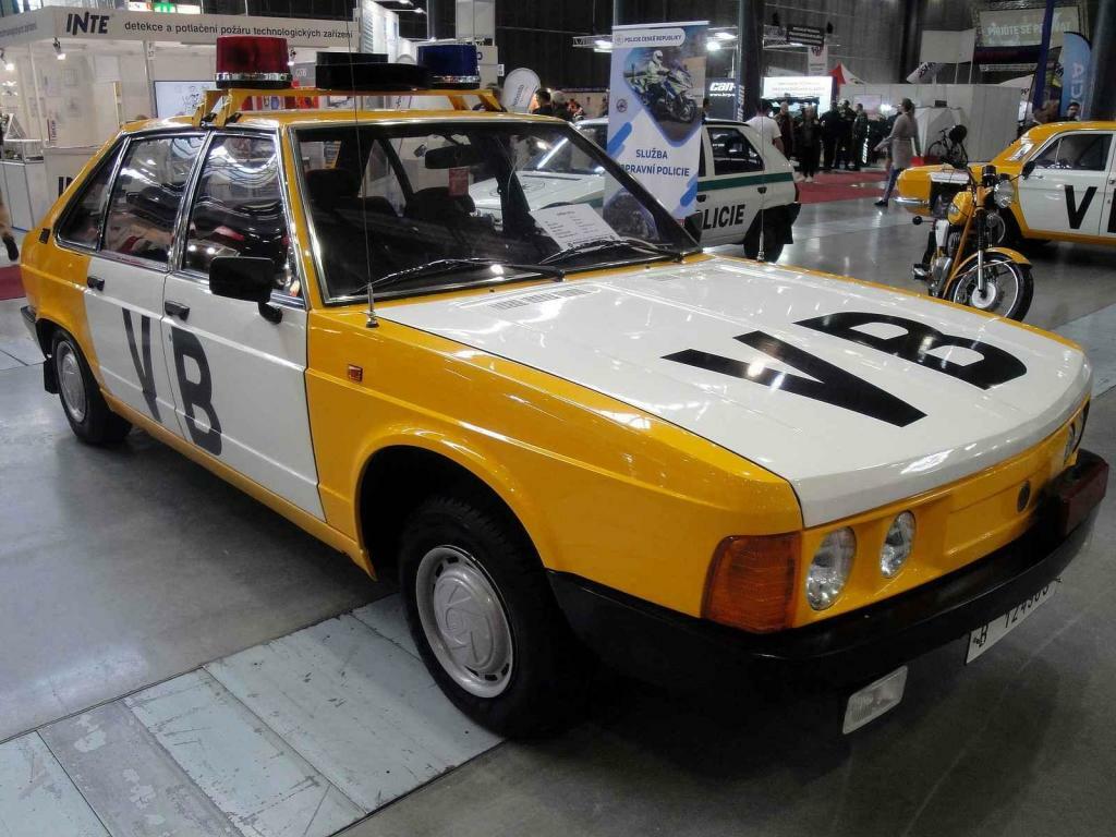 Veřejná bezpečnost měla ve vozovém parku i Tatru 613.