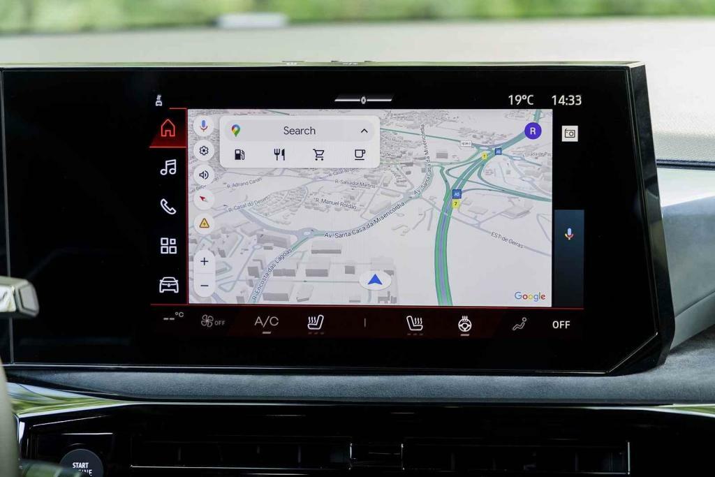 Dobře je vidět i na centrální obrazovku.