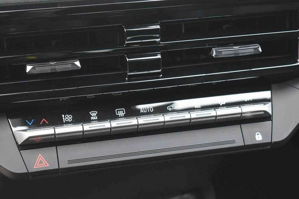 Ovládání klimatizace zůstalo pomocí fyzických spínačů.