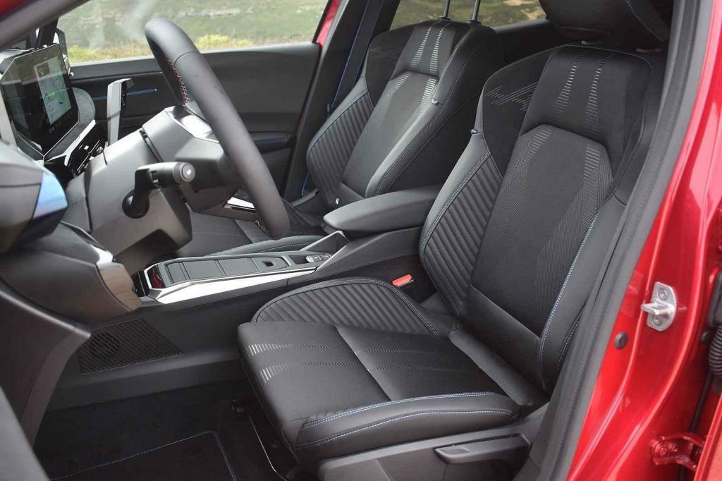 Přední sedačky jsou rozměrné.