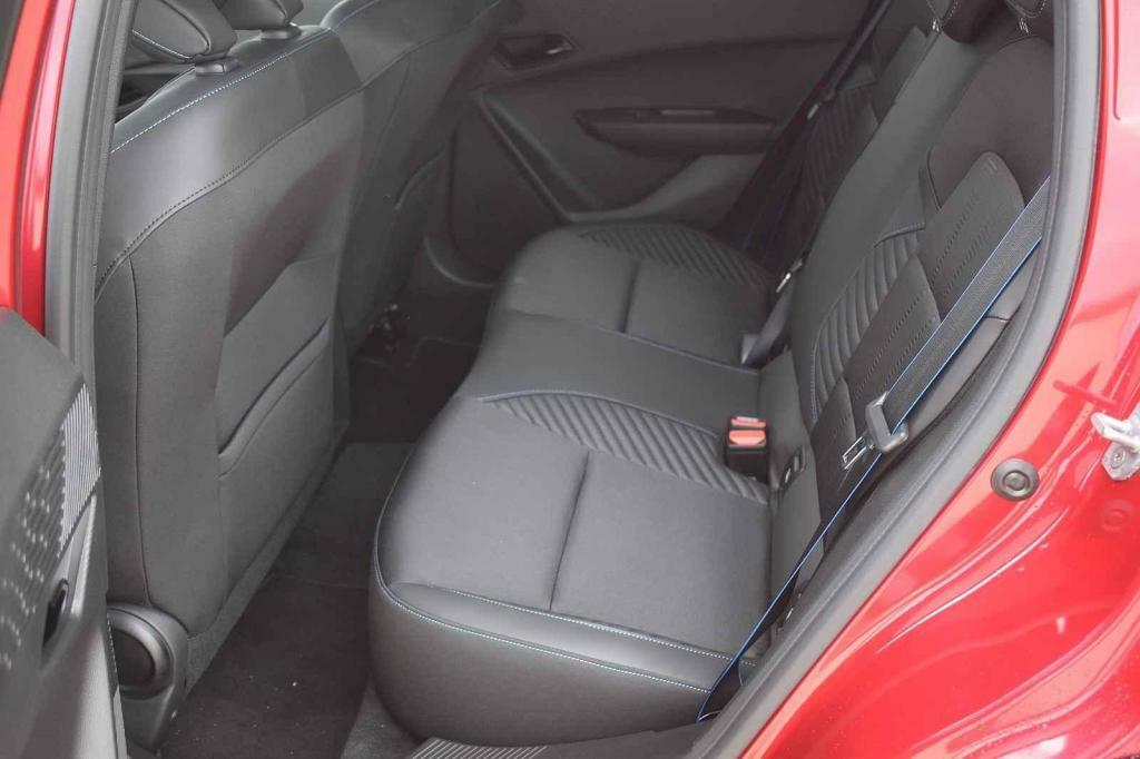 I dozadu se posadí urostlejší dospělí.