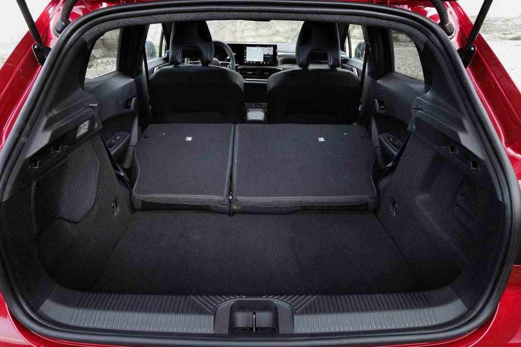 Takto vypadá přepravní prostor po sklopení zadních opěradel.