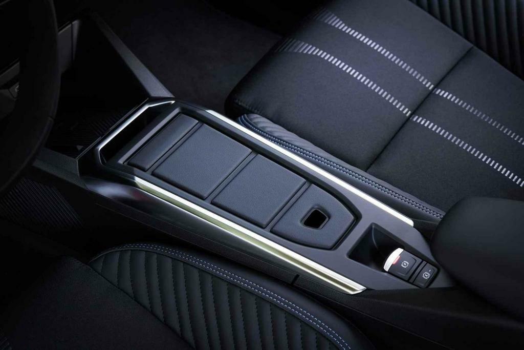 Schránky v centrální konzole kryje roletka.