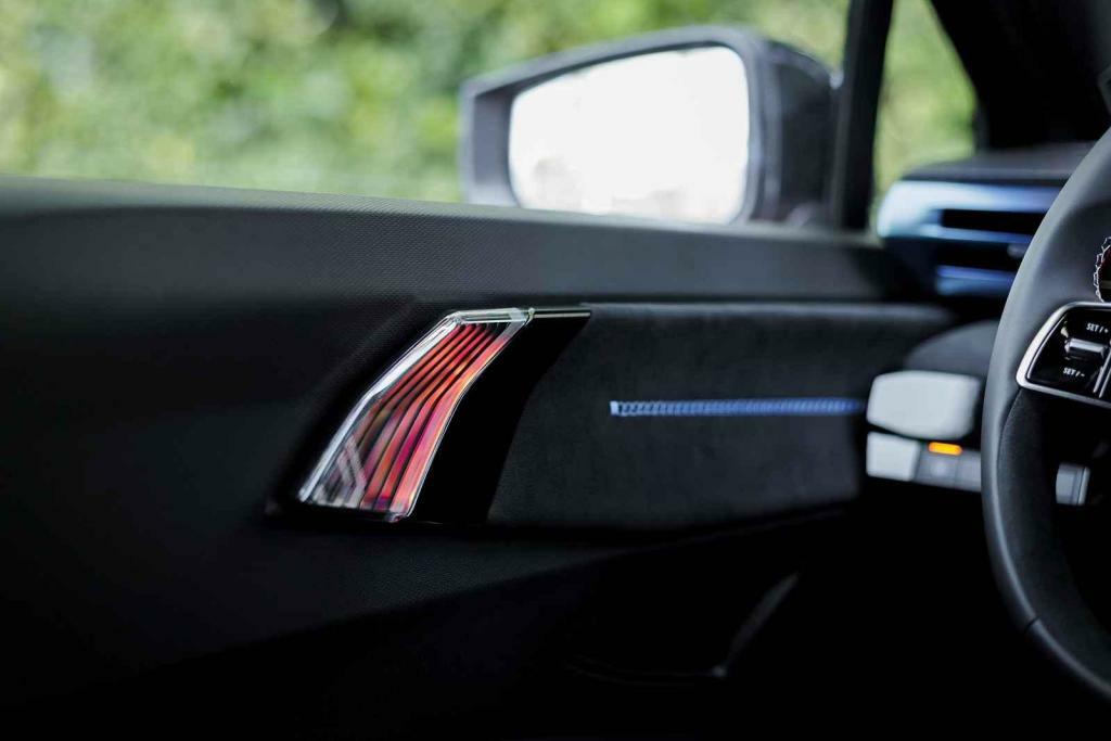 Proužek na dveřích varuje při otevření před nebezpečím.