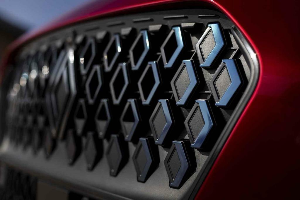 Klasický motiv v přední masce,