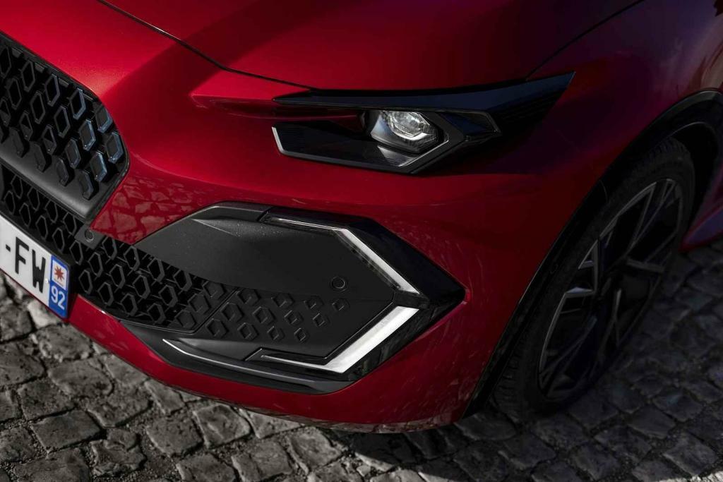 Částečně je vidět také ve světlech pro denní svícení.