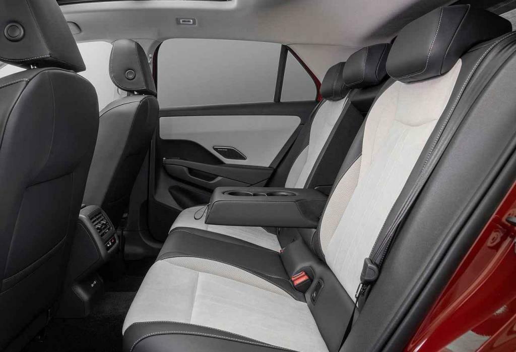 Vzadu je slušný prostor pro hlavu i nohy.