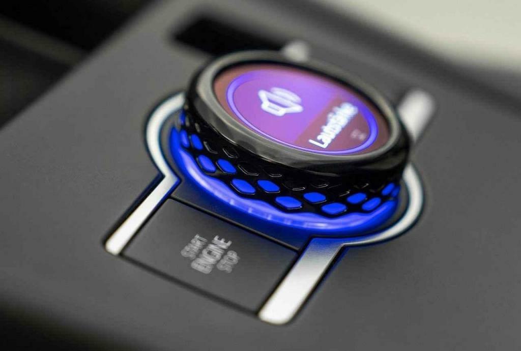 Tento knoflík má tři funkce.