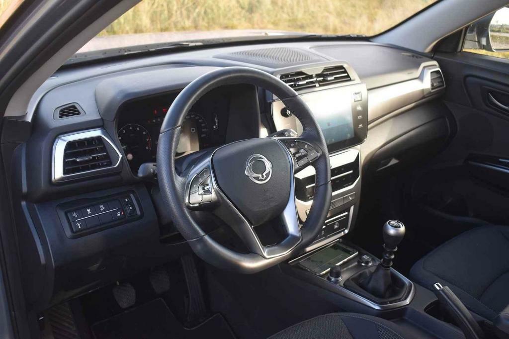 Interiér je šedočerný