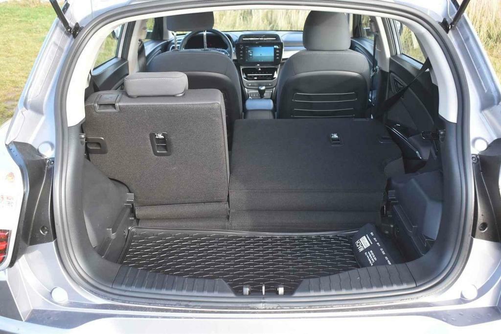 Sedadla jsou dělena v poměru 60:40.