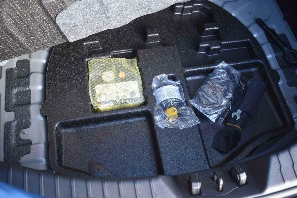 Pod dnem je prostor na drobnosti.