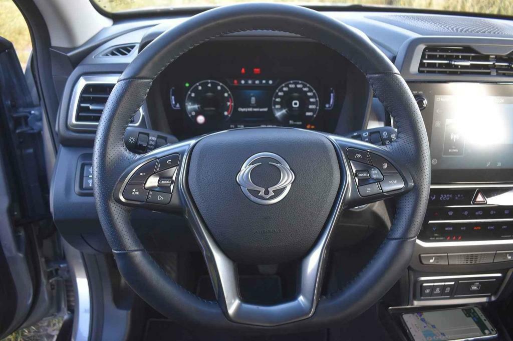 Volant je kulatý s fyzickými tlačítky.