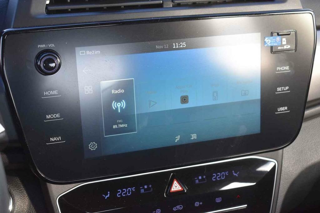 Centrální displej se nachází níže než bývá obvyklé.