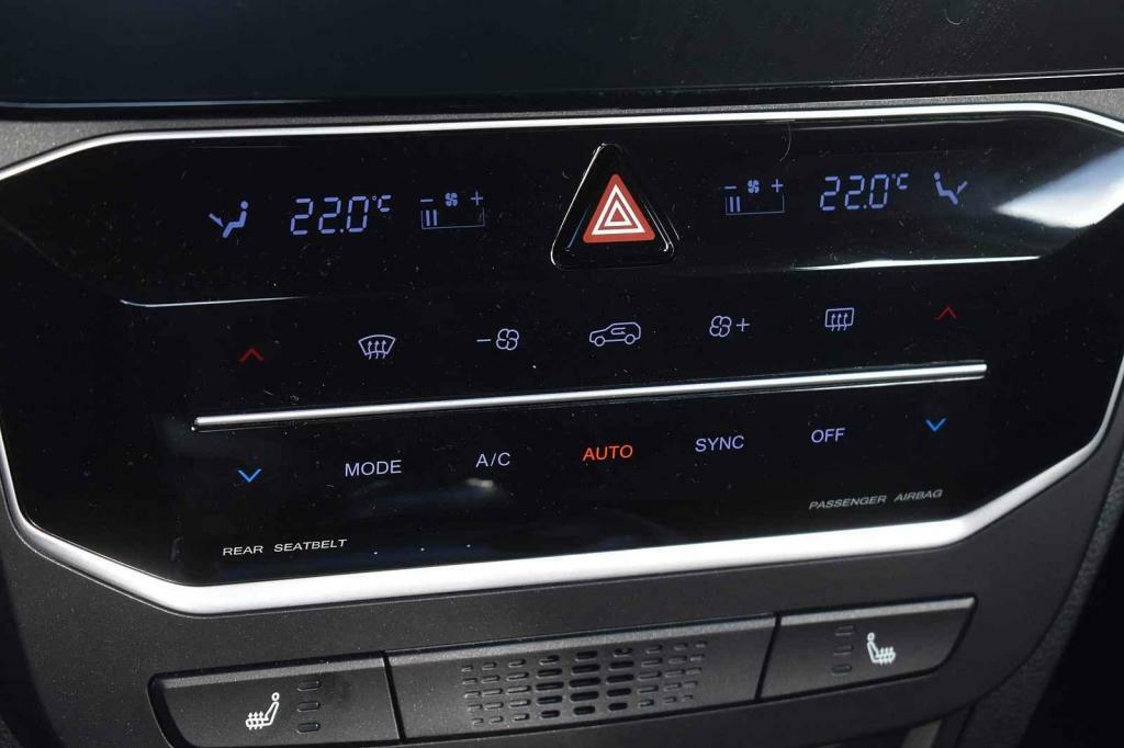 Panel klimatizace s dotykovými tlačítky.