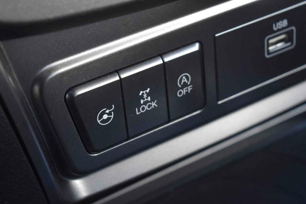 Jedna sada tlačítek je uprostřed palubní desky.