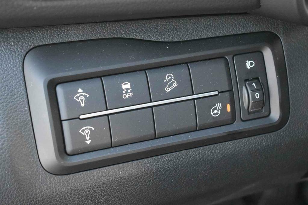 Druhá pak vlevo od volantu.