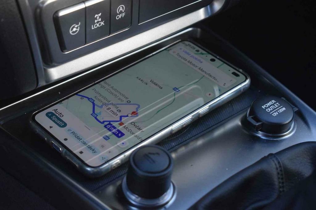 K dispozici je také (za příplatek) indukční nabíjení telefonu.