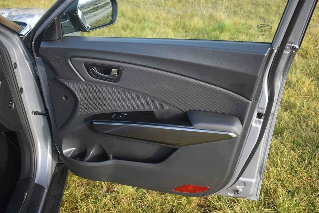 Přihrádky ve dveřích jsou prostorné.