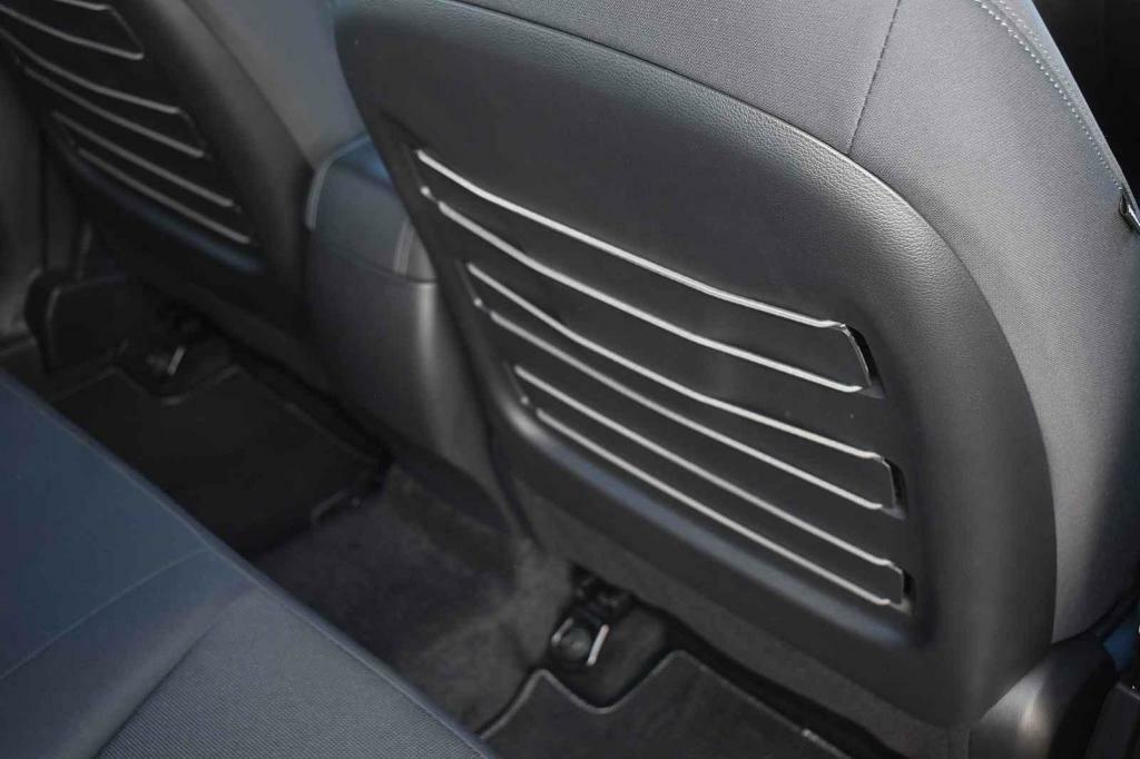 Místo kapes jsou na opěradlech gumové popruhy.