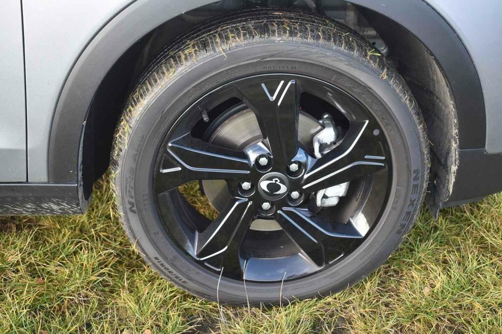 Černé disky vozu slušely.