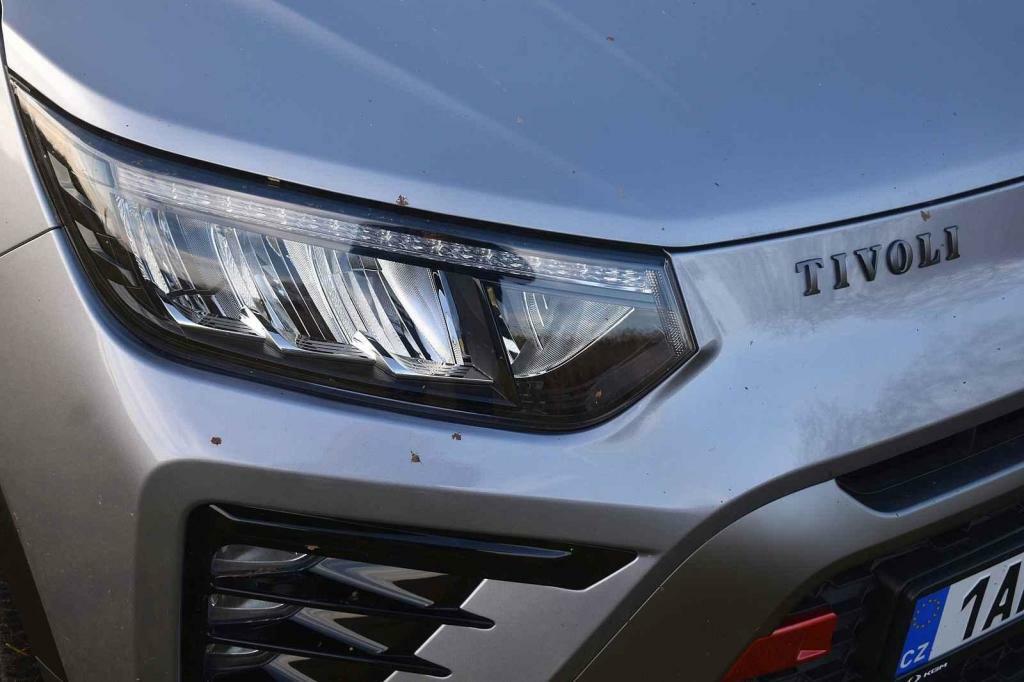 Pohled na nápis vpředu.