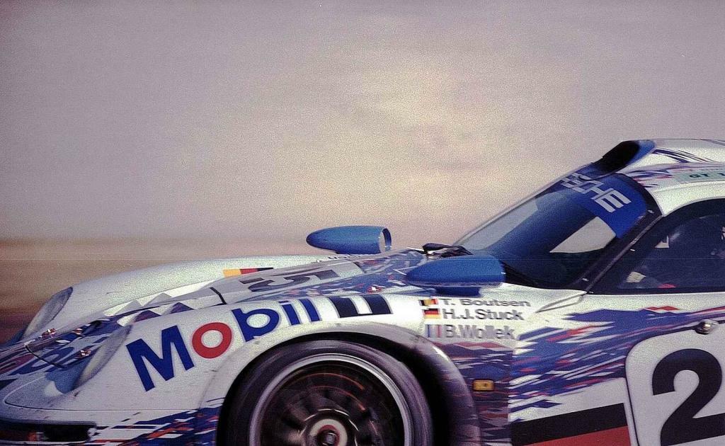 Porsche 911 GT1 a za volantem Bob Wollek při 24 hodin Le Mans 1996.