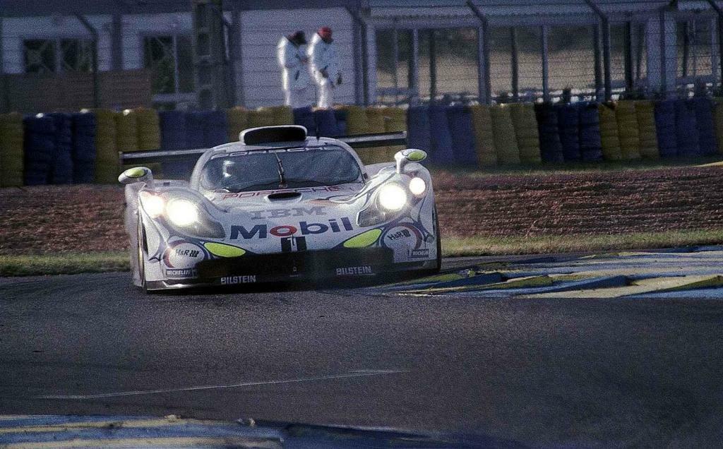 Bob Wollek s Porsche 911 GT při 24 hodin Le Mans 1998.