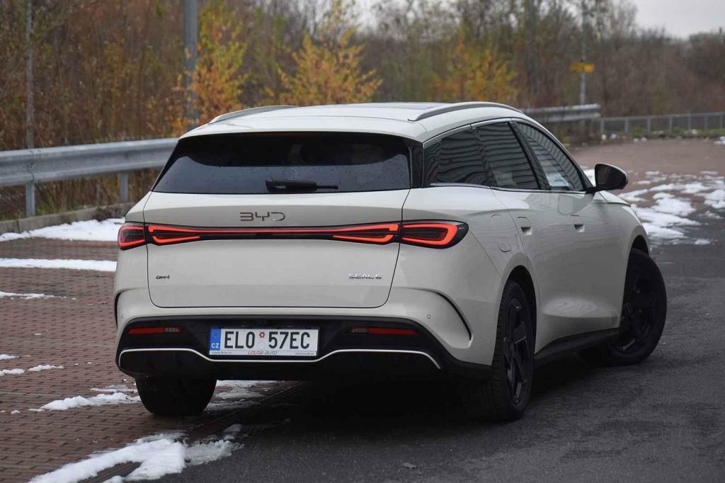 Zadní okno je velmi nízké.