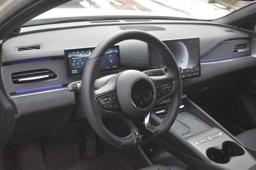 V interiéru zůstal praktický kulatý volant.