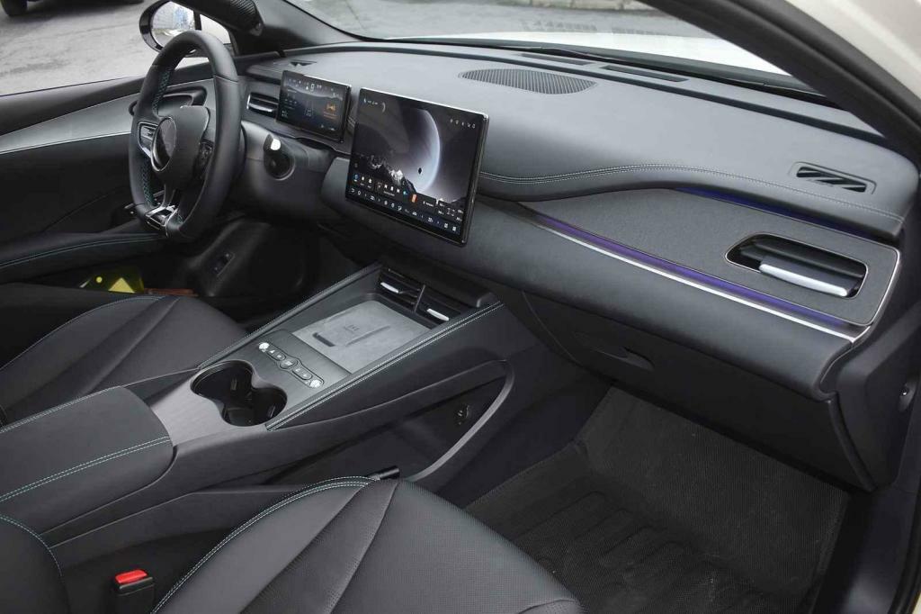 Palubní deska je kvalitně zpracovaná.